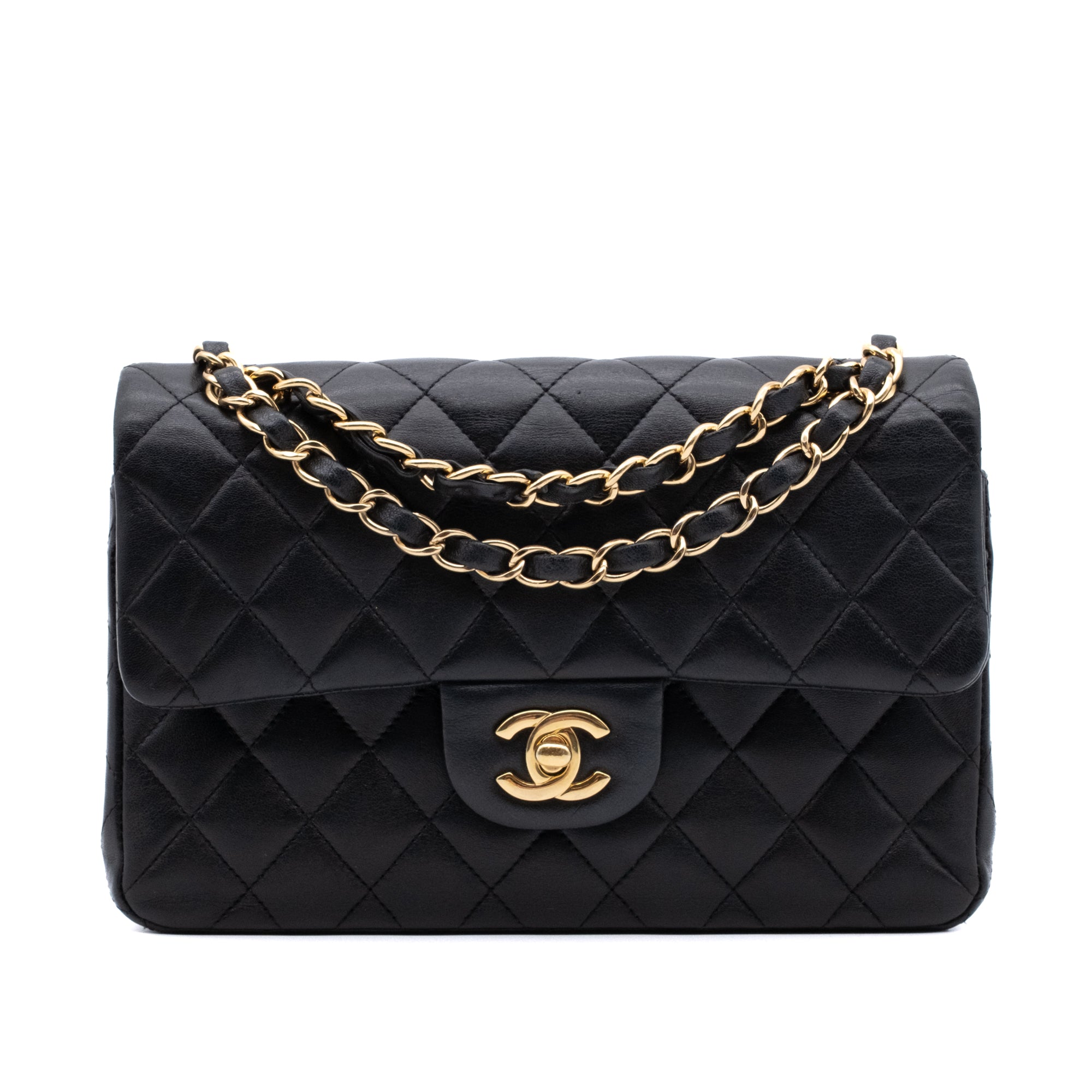 Schwarze Chanel Timeless Handtasche Double Flap Bag Small Größe aus Lammleder mit goldener Hardware Frontansicht