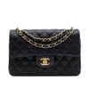 Schwarze Chanel Timeless Handtasche Double Flap Bag Small Größe aus Lammleder mit goldener Hardware Frontansicht