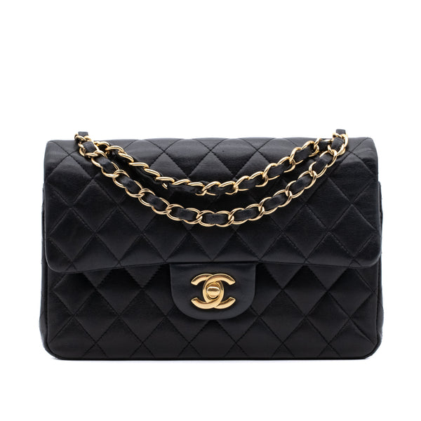 Schwarze Chanel Timeless Handtasche Double Flap Bag Small Größe aus Lammleder mit goldener Hardware Frontansicht