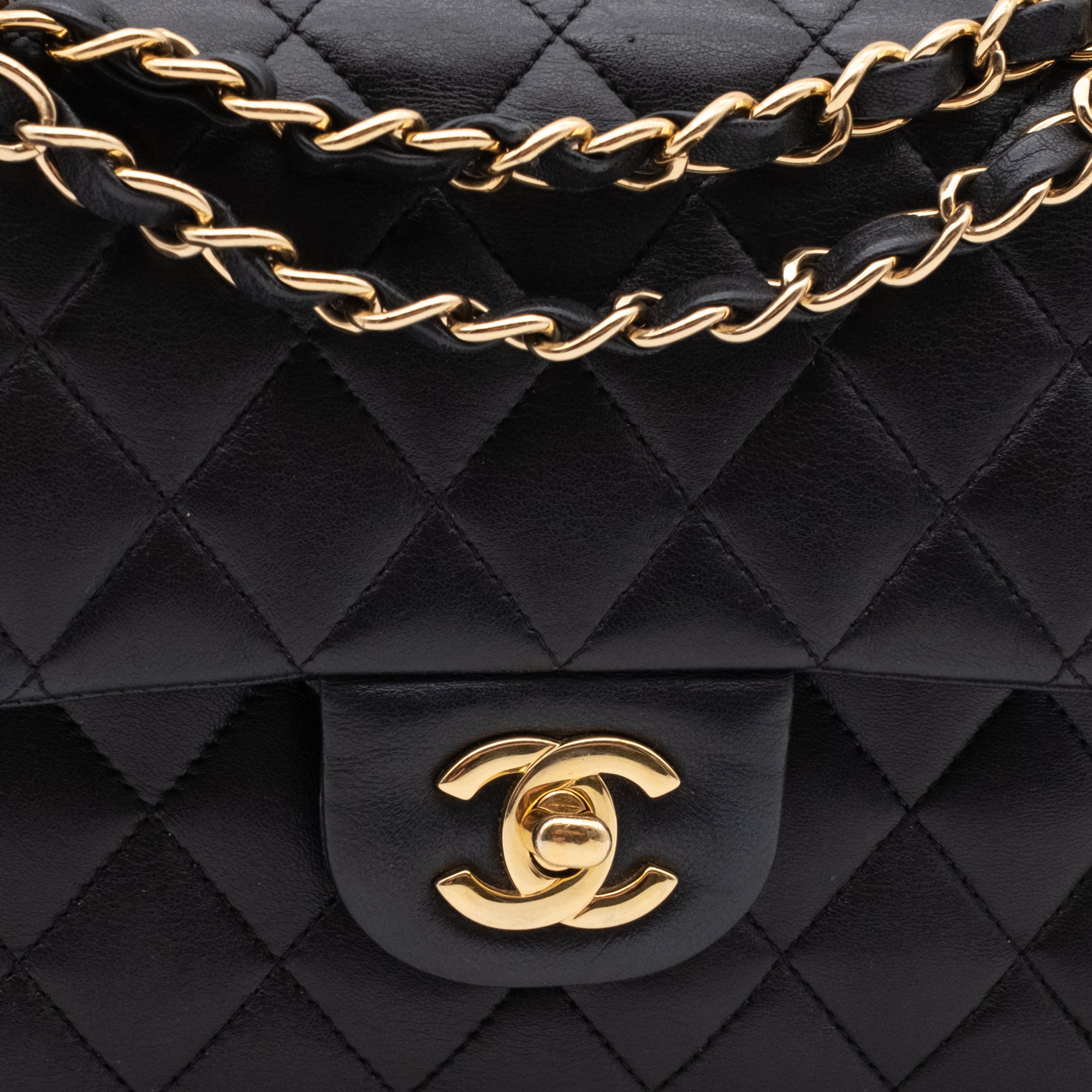 Schwarze Chanel Timeless Handtasche Double Flap Bag Small Größe aus Lammleder mit goldener Hardware Detail Logo