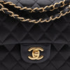 Schwarze Chanel Timeless Handtasche Double Flap Bag Small Größe aus Lammleder mit goldener Hardware Detail Logo