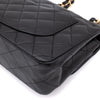 Schwarze Chanel Timeless Handtasche Double Flap Bag Small Größe aus Lammleder mit goldener Hardware Detail Ecken rechts hinten
