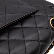 Schwarze Chanel Timeless Handtasche Double Flap Bag Small Größe aus Lammleder mit goldener Hardware Detail Leder