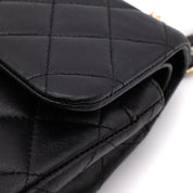 Schwarze Chanel Timeless Handtasche Double Flap Bag Small Größe aus Lammleder mit goldener Hardware Detail Ecke vorne rechts