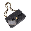 Schwarze Chanel Timeless Handtasche Double Flap Bag Small Größe aus Lammleder mit goldener Hardware Detail liegend mit ID Card