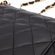 Schwarze Chanel Timeless Handtasche Double Flap Bag Small Größe aus Lammleder mit goldener Hardware Detail Gebrauchsspuren außen