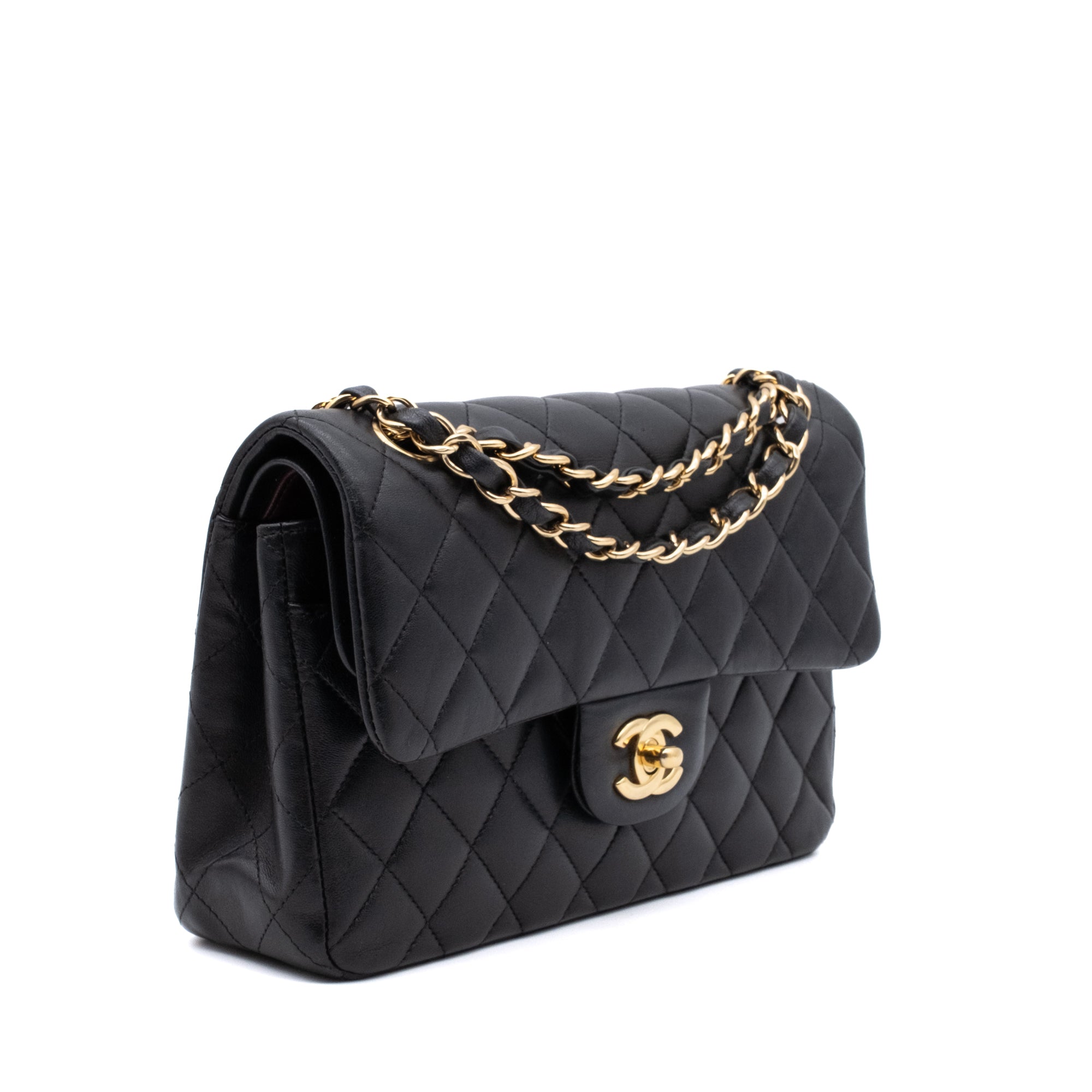 Schwarze Chanel Timeless Handtasche Double Flap Bag Small Größe aus Lammleder mit goldener Hardware Halbe Vorderansicht rechts