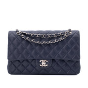Chanel Classic Double Flap Bag in Medium Größe aus dunkelblauem Caviarleder mit silberner Hardware Vorderseite