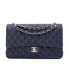 Chanel Classic Double Flap Bag in Medium Größe aus dunkelblauem Caviarleder mit silberner Hardware Vorderseite