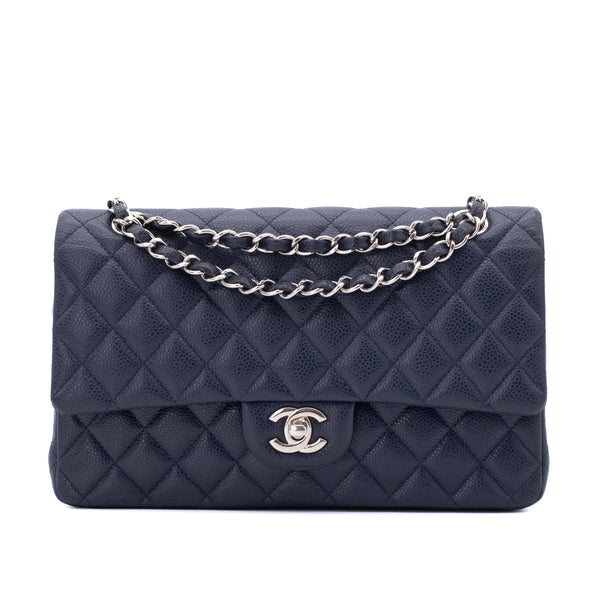 Chanel Classic Double Flap Bag in Medium Größe aus dunkelblauem Caviarleder mit silberner Hardware Vorderseite