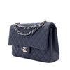 Chanel Classic Double Flap Bag in Medium Größe aus dunkelblauem Caviarleder mit silberner Hardware Seitenansicht