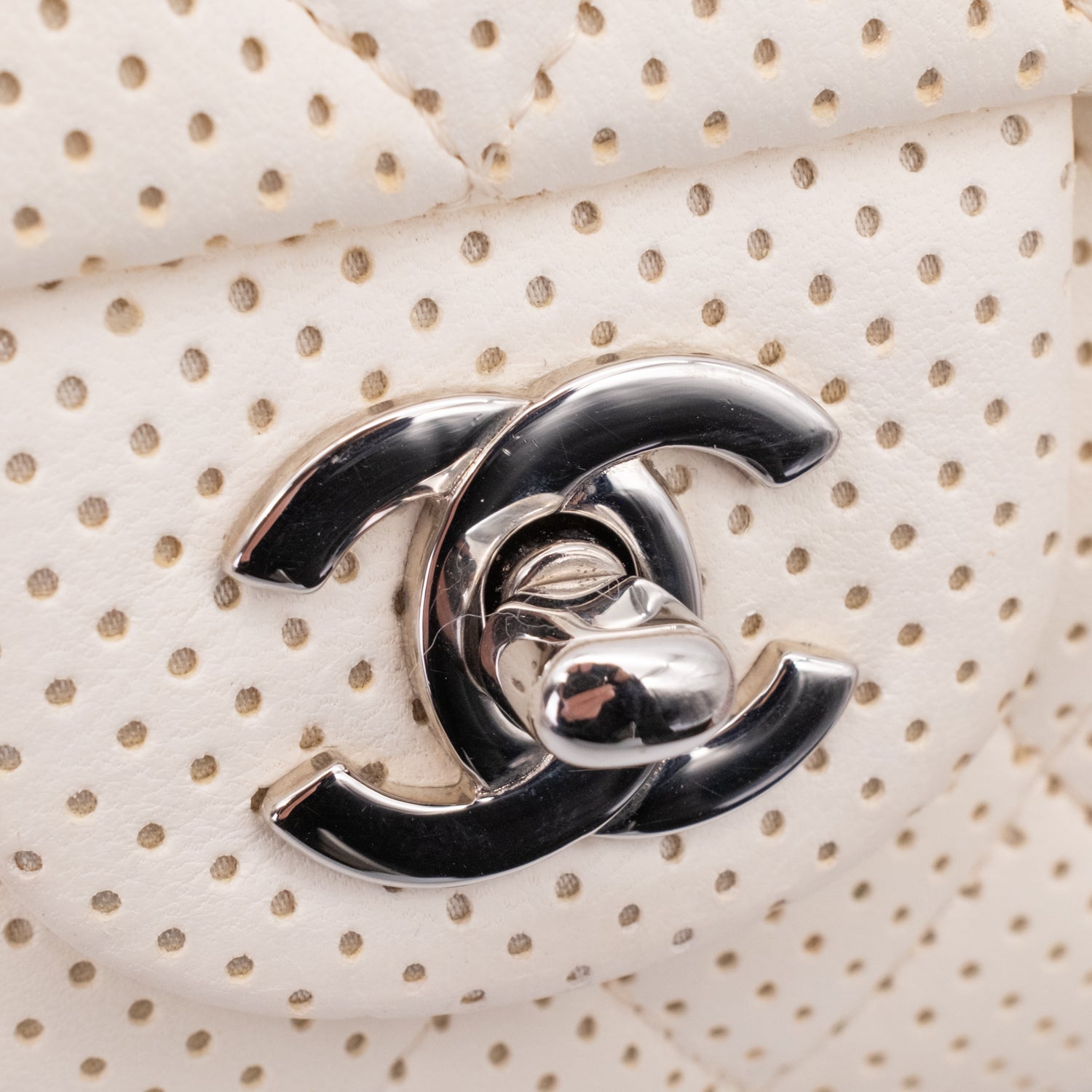 Chanel Classic Single Flap East West Medium Perforiertem Lammleder Off-White PHW