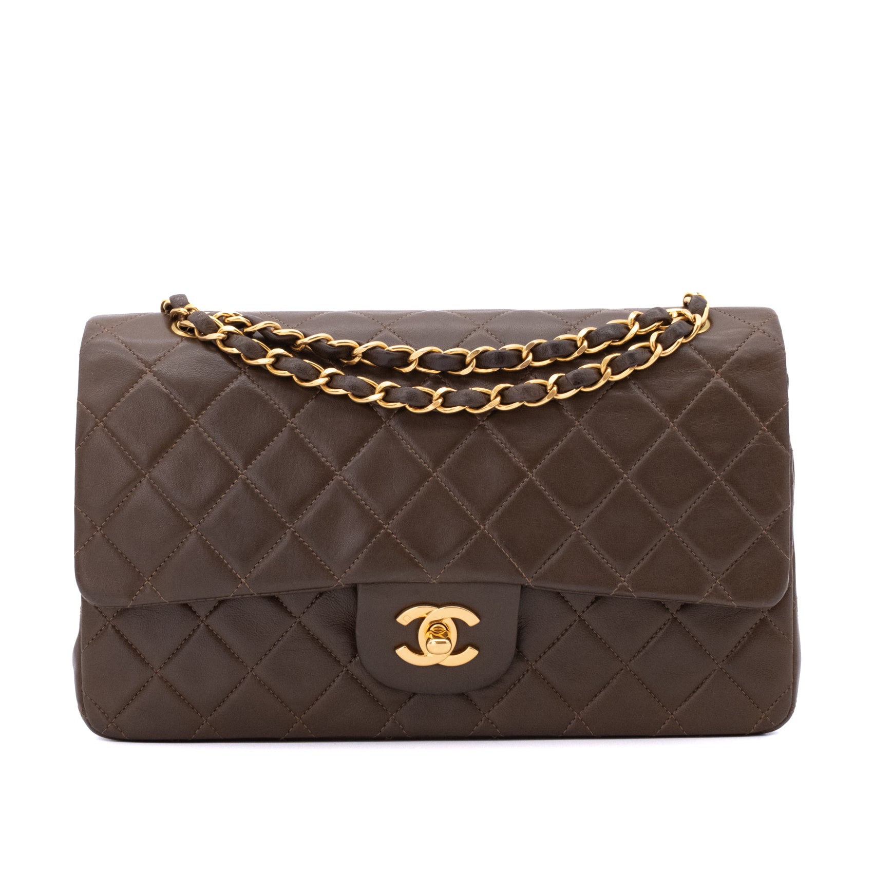 Vintage Chanel Classic Double Flap Bag in Medium Größe aus khaki braunem Lammleder mit 24 Karat vergoldeter Hardware Vorderansicht