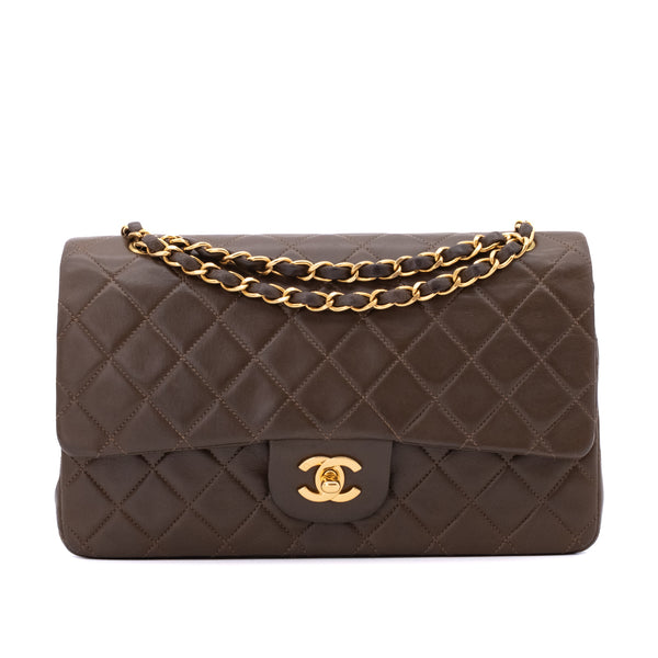 Vintage Chanel Classic Double Flap Bag in Medium Größe aus khaki braunem Lammleder mit 24 Karat vergoldeter Hardware Vorderansicht