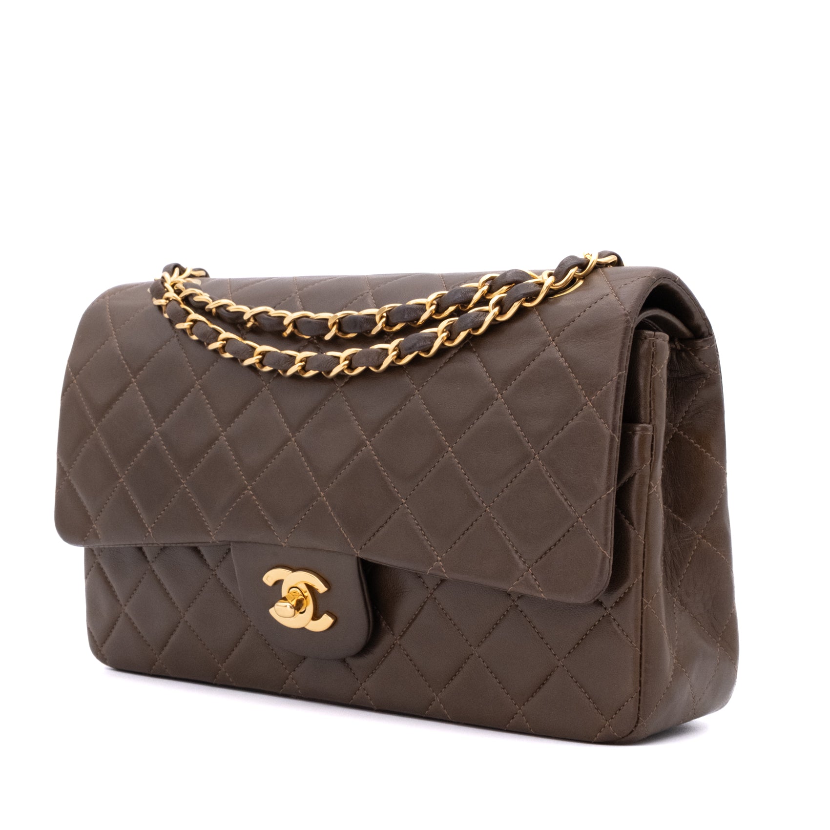 Vintage Chanel Classic Double Flap Bag in Medium Größe aus khaki braunem Lammleder mit 24 Karat vergoldeter Hardware Seitenansicht