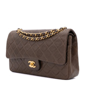Vintage Chanel Classic Double Flap Bag in Medium Größe aus khaki braunem Lammleder mit 24 Karat vergoldeter Hardware Seitenansicht