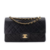 Vintage Chanel Classic Double Flap Bag in Medium Größe aus schwarzem Lammleder mit 24 Karat vergoldeter Hardware Vorderansicht