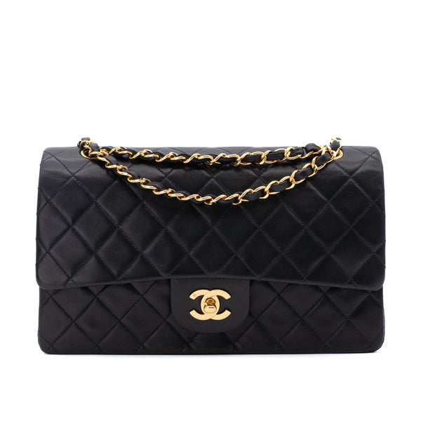 Vintage Chanel Classic Double Flap Bag in Medium Größe aus schwarzem Lammleder mit 24 Karat vergoldeter Hardware Vorderansicht