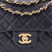 Vintage Chanel Classic Double Flap Bag in kleiner Größe aus dunkelblauem Lammleder mit 24 Karat vergoldeter Hardware Logo Detail