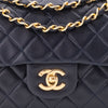 Vintage Chanel Classic Double Flap Bag in kleiner Größe aus dunkelblauem Lammleder mit 24 Karat vergoldeter Hardware Logo Detail