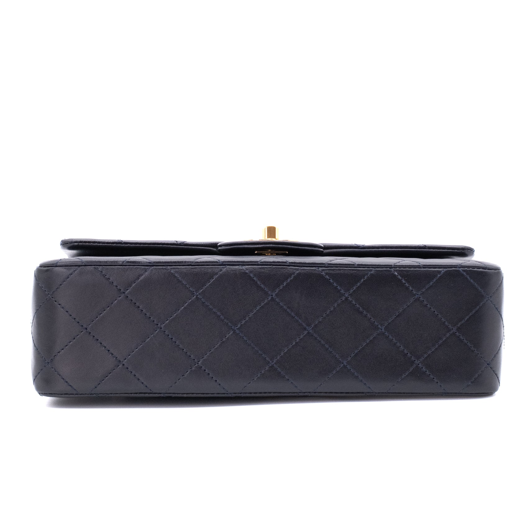 Vintage Chanel Classic Double Flap Bag in kleiner Größe aus dunkelblauem Lammleder mit 24 Karat vergoldeter Hardware Unterseite