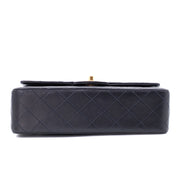 Vintage Chanel Classic Double Flap Bag in kleiner Größe aus dunkelblauem Lammleder mit 24 Karat vergoldeter Hardware Unterseite