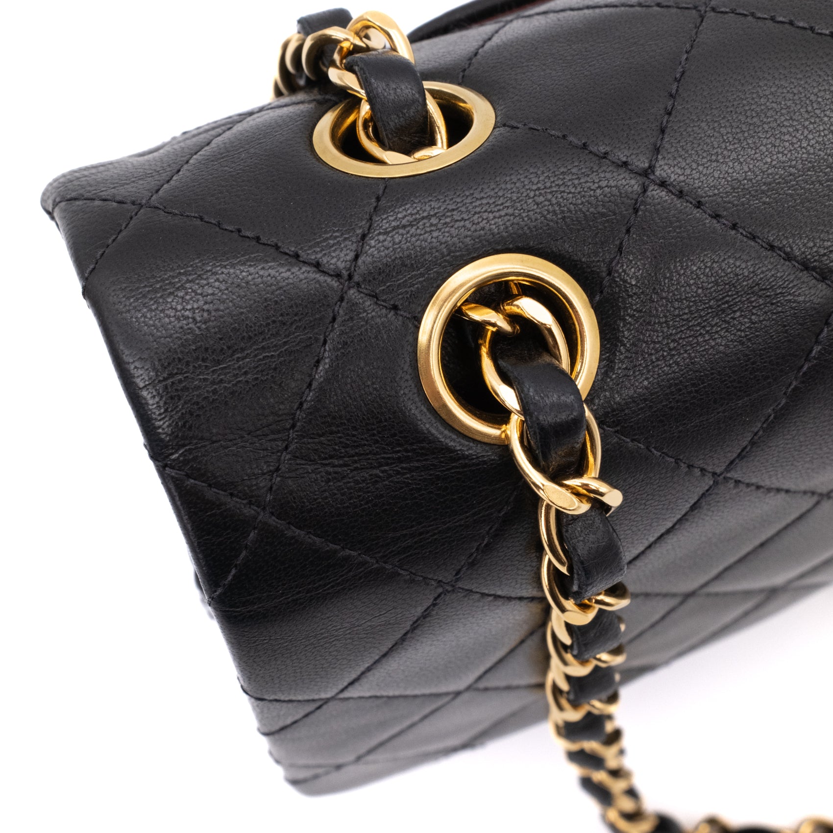 Vintage Chanel Classic Double Flap Bag in Medium Größe aus schwarzem Lammleder mit 24 Karat vergoldeter Hardware Ösen-Detail