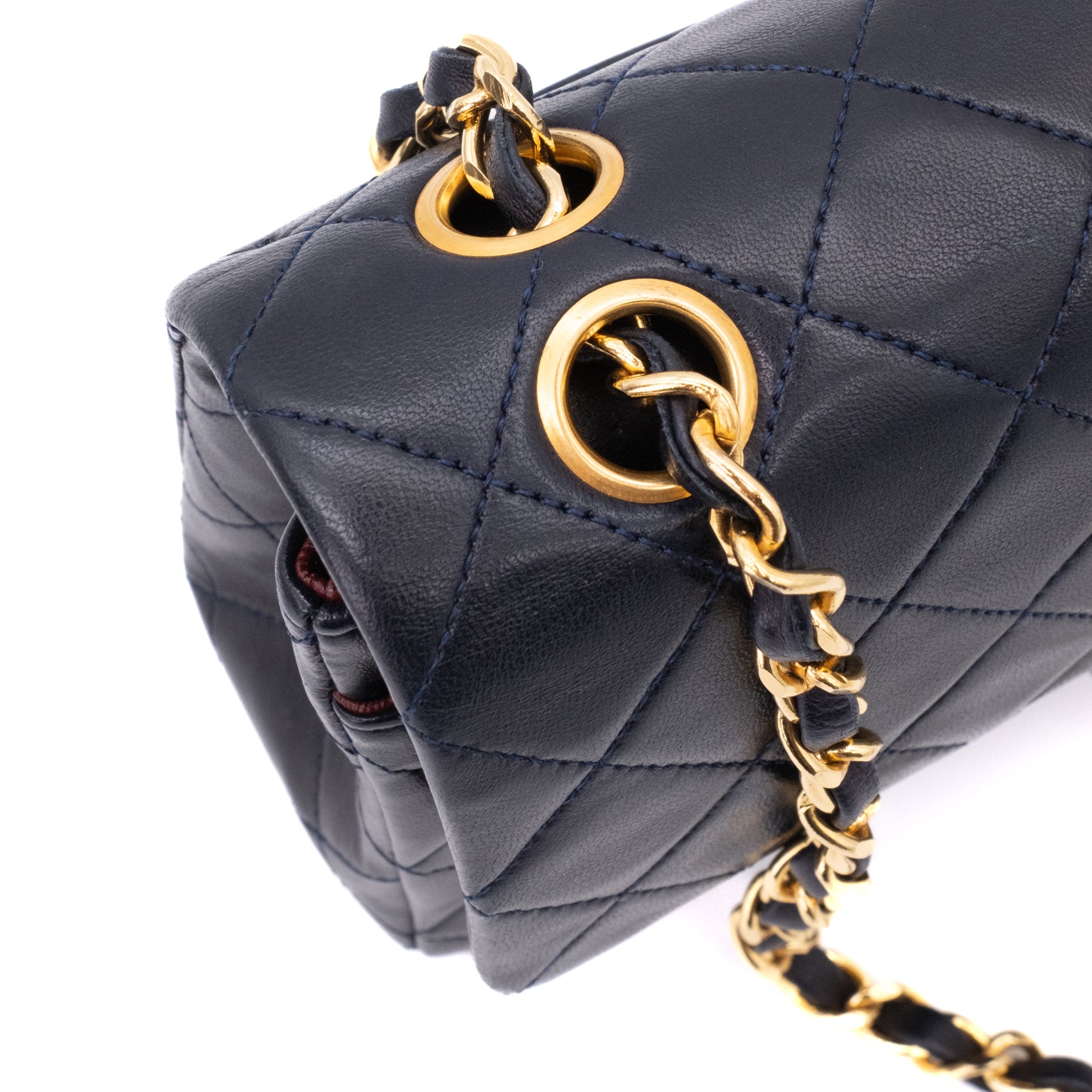 Vintage Chanel Classic Double Flap Bag in kleiner Größe aus dunkelblauem Lammleder mit 24 Karat vergoldeter Hardware Ösen Detail