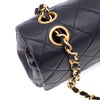 Vintage Chanel Classic Double Flap Bag in kleiner Größe aus dunkelblauem Lammleder mit 24 Karat vergoldeter Hardware Ösen Detail