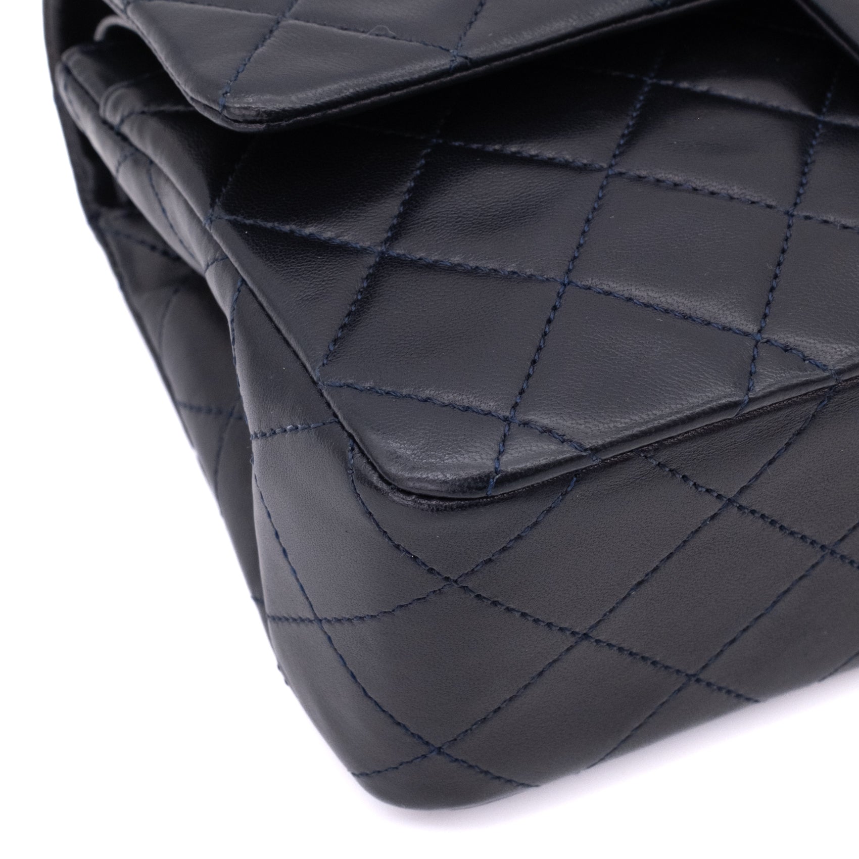 Vintage Chanel Classic Double Flap Bag in kleiner Größe aus dunkelblauem Lammleder mit 24 Karat vergoldeter Hardware Ecke