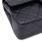 Vintage Chanel Classic Double Flap Bag in kleiner Größe aus dunkelblauem Lammleder mit 24 Karat vergoldeter Hardware Ecke