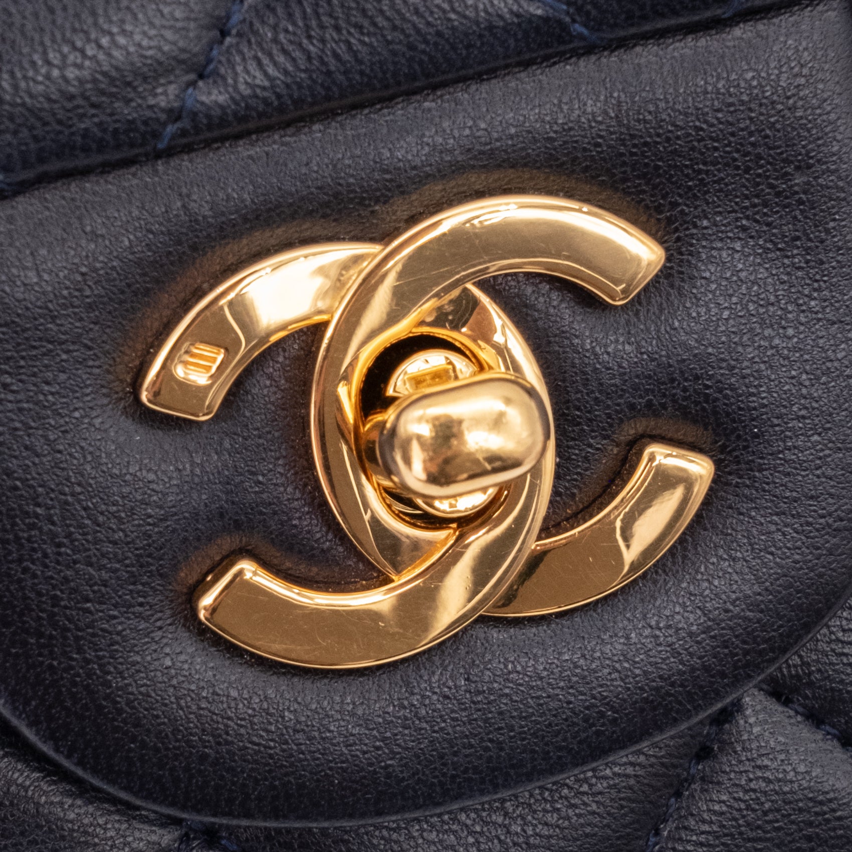 Vintage Chanel Classic Double Flap Bag in kleiner Größe aus dunkelblauem Lammleder mit 24 Karat vergoldeter Hardware