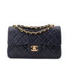 Vintage Chanel Classic Double Flap Bag in kleiner Größe aus dunkelblauem Lammleder mit 24 Karat vergoldeter Hardware Vorderansicht