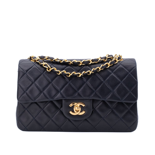 Vintage Chanel Classic Double Flap Bag in kleiner Größe aus dunkelblauem Lammleder mit 24 Karat vergoldeter Hardware Vorderansicht