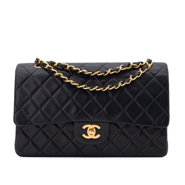 Vintage Chanel Classic Double Flap Bag in Medium Größe aus schwarzem Lammleder mit 24 Karat vergoldeter Hardware Vorderansicht
