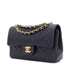 Vintage Chanel Classic Double Flap Bag in kleiner Größe aus dunkelblauem Lammleder mit 24 Karat vergoldeter Hardware Seitenansicht