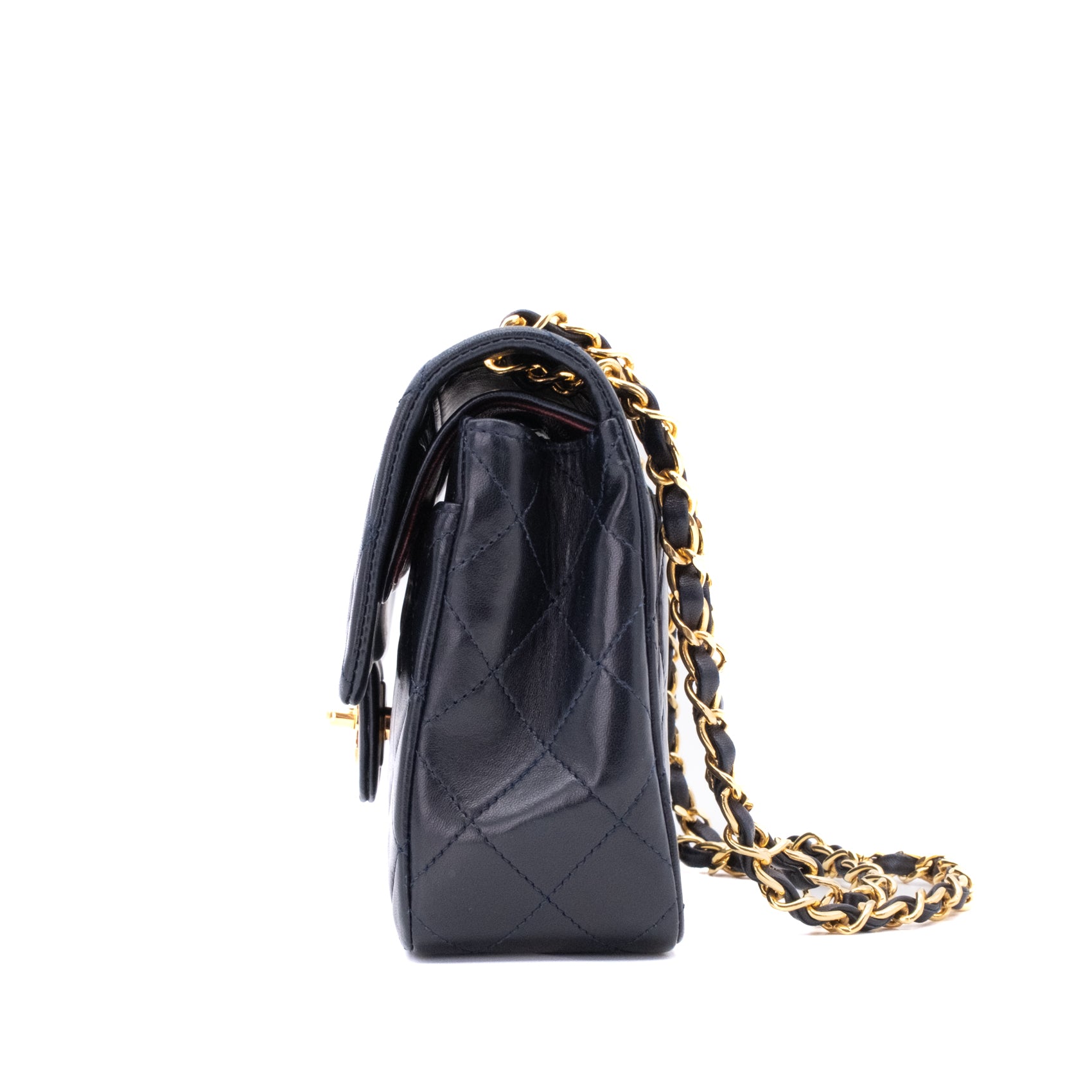 Vintage Chanel Classic Double Flap Bag in kleiner Größe aus dunkelblauem Lammleder mit 24 Karat vergoldeter Hardware Seitenansicht