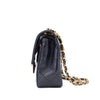 Vintage Chanel Classic Double Flap Bag in kleiner Größe aus dunkelblauem Lammleder mit 24 Karat vergoldeter Hardware Seitenansicht