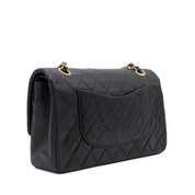 Vintage Chanel Classic Double Flap Bag in Medium Größe aus schwarzem Lammleder mit 24 Karat vergoldeter Hardware Rückseite
