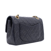 Vintage Chanel Classic Double Flap Bag in kleiner Größe aus dunkelblauem Lammleder mit 24 Karat vergoldeter Hardware Rückseite