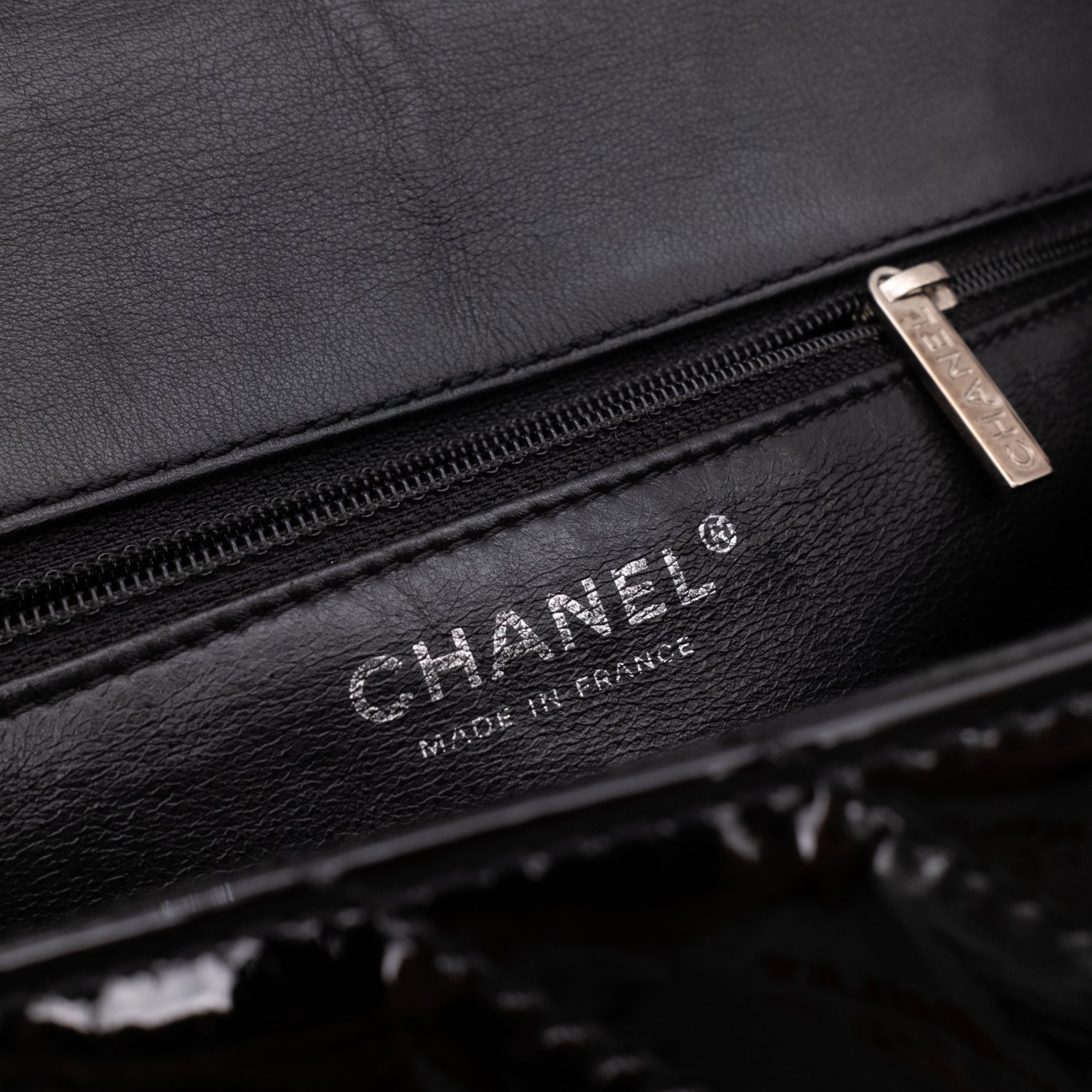 Chanel Classic Single Flap Schultertasche Accordion Chevron Lackleder Schwarz SHW