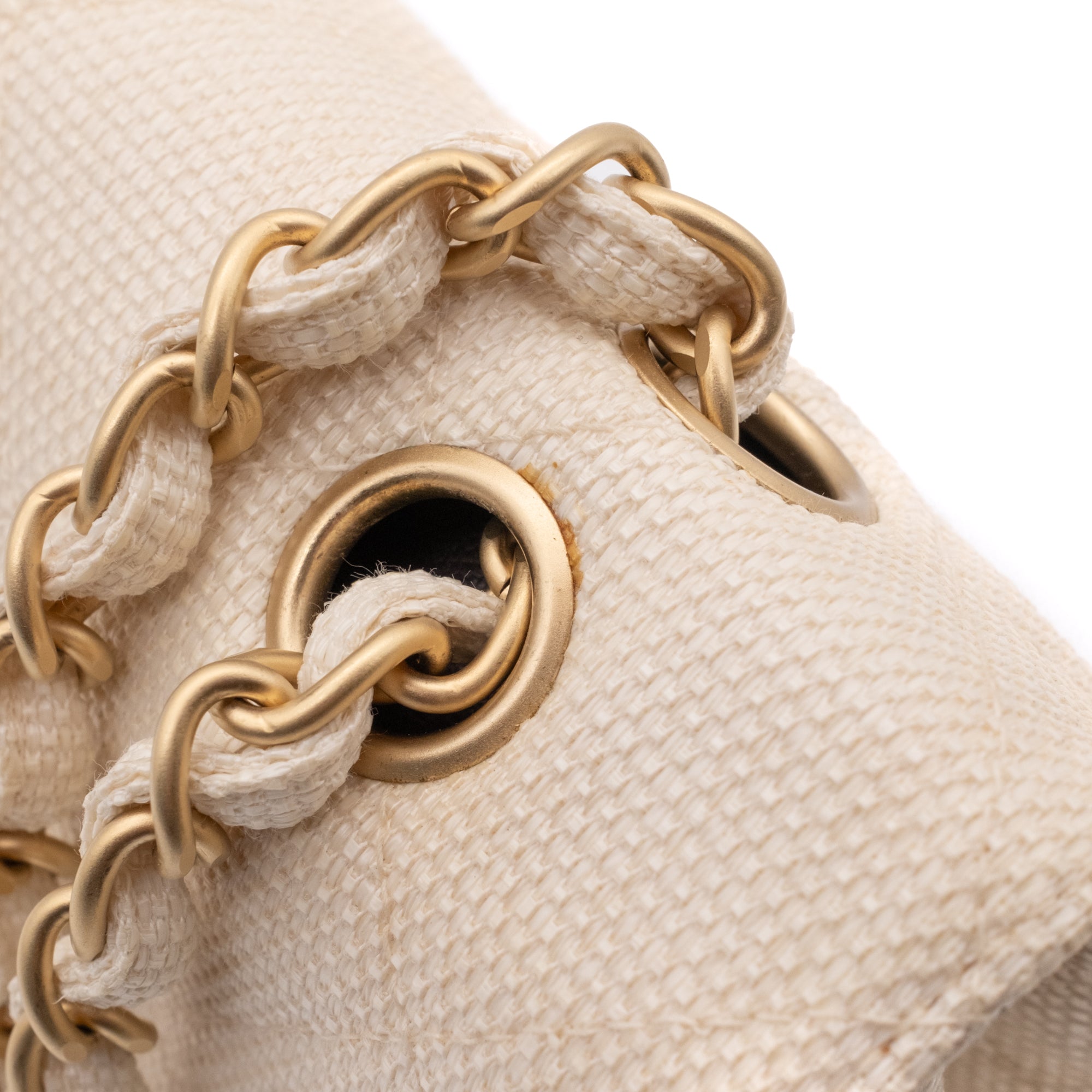 Cremefarbene Chanel Timeless Handtasche Double Flap Bag Medium Größe aus hellem Raffia Stroh Material mit goldener Hardware detail ösen 2