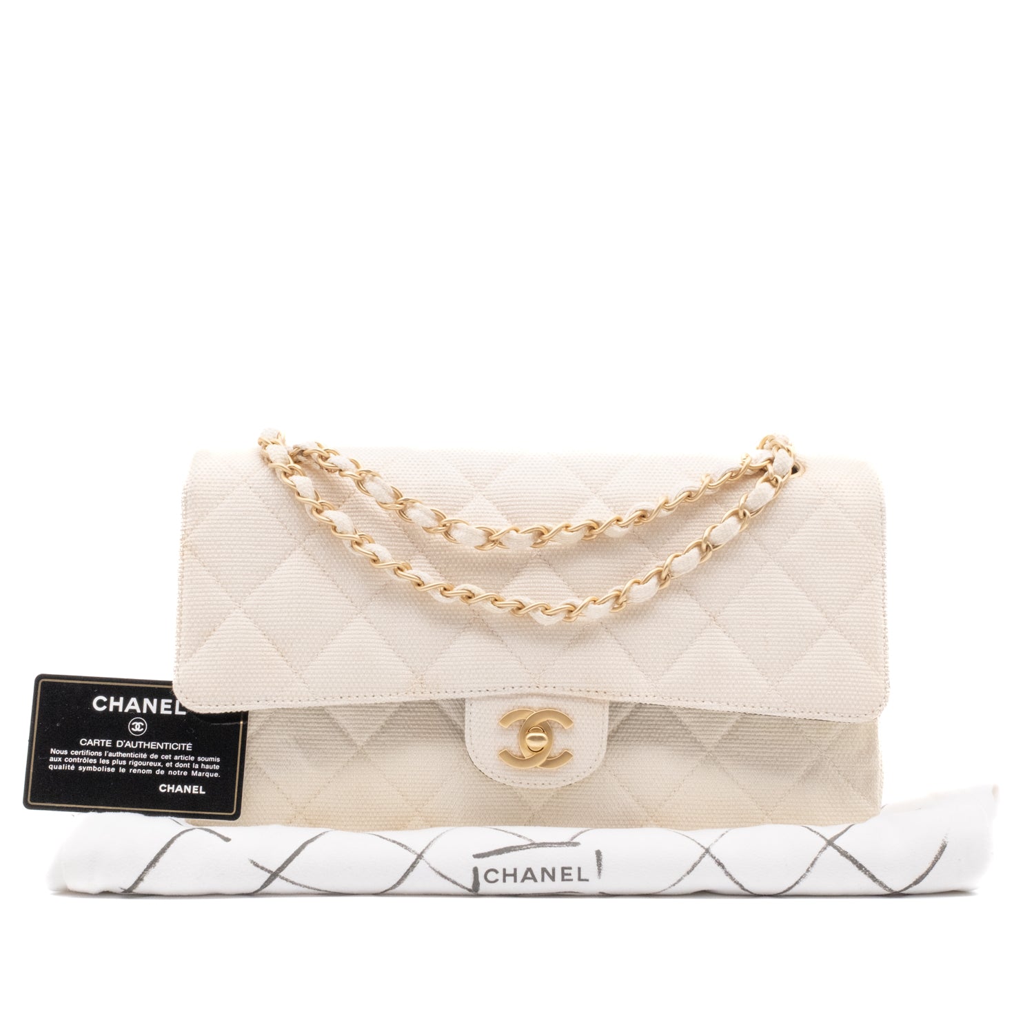 Cremefarbene Chanel Timeless Handtasche Double Flap Bag Medium Größe aus hellem Raffia Stroh Material mit goldener Hardware Lieferumfang 