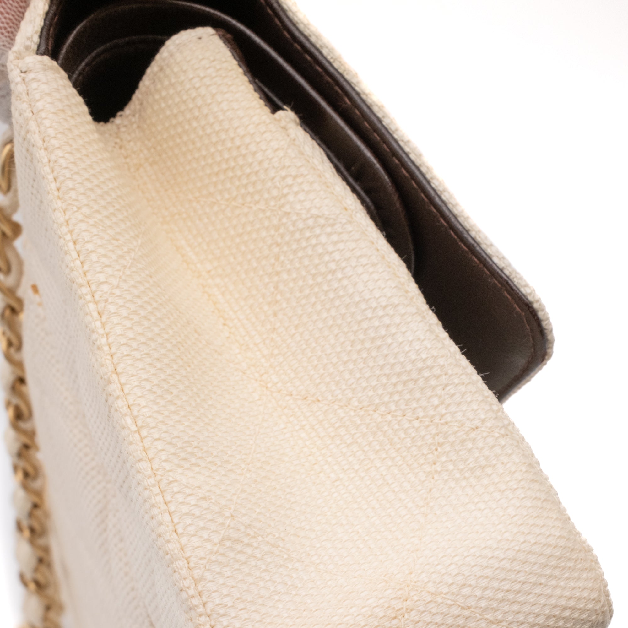 Cremefarbene Chanel Timeless Handtasche Double Flap Bag Medium Größe aus hellem Raffia Stroh Material mit goldener Hardware detail Verfärbung Seite