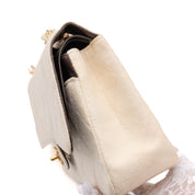 Cremefarbene Chanel Timeless Handtasche Double Flap Bag Medium Größe aus hellem Raffia Stroh Material mit goldener Hardware detail Seitenansicht 