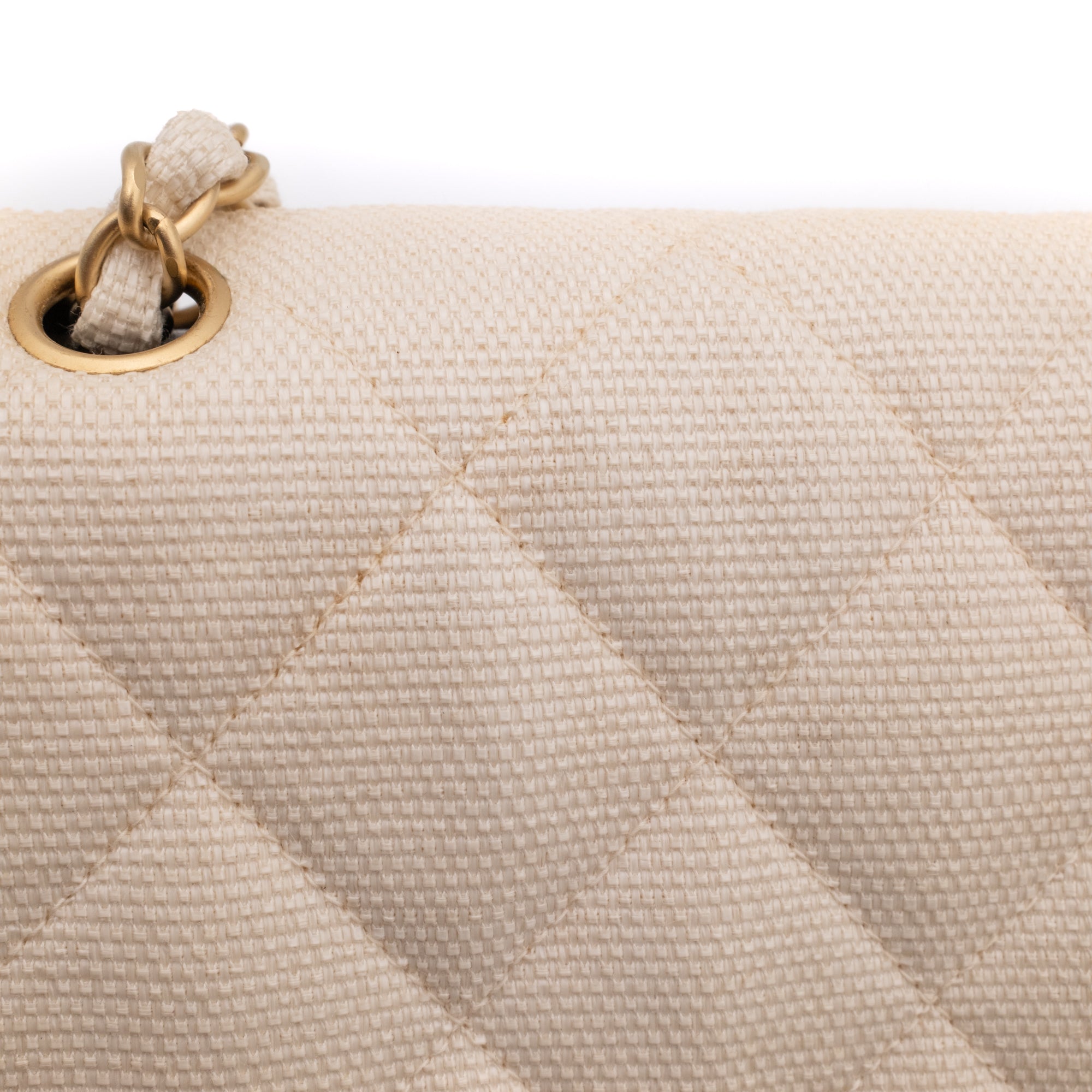 Cremefarbene Chanel Timeless Handtasche Double Flap Bag Medium Größe aus hellem Raffia Stroh Material mit goldener Hardware detail Material 