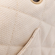 Cremefarbene Chanel Timeless Handtasche Double Flap Bag Medium Größe aus hellem Raffia Stroh Material mit goldener Hardware detail Gebrauchsspuren 