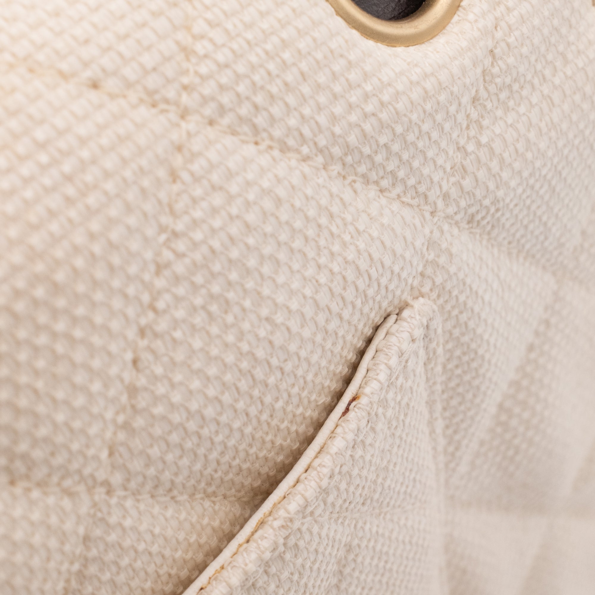 Cremefarbene Chanel Timeless Handtasche Double Flap Bag Medium Größe aus hellem Raffia Stroh Material mit goldener Hardware detail Gebrauchsspuren 