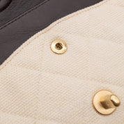 Cremefarbene Chanel Timeless Handtasche Double Flap Bag Medium Größe aus hellem Raffia Stroh Material mit goldener Hardware detail knöpfe 