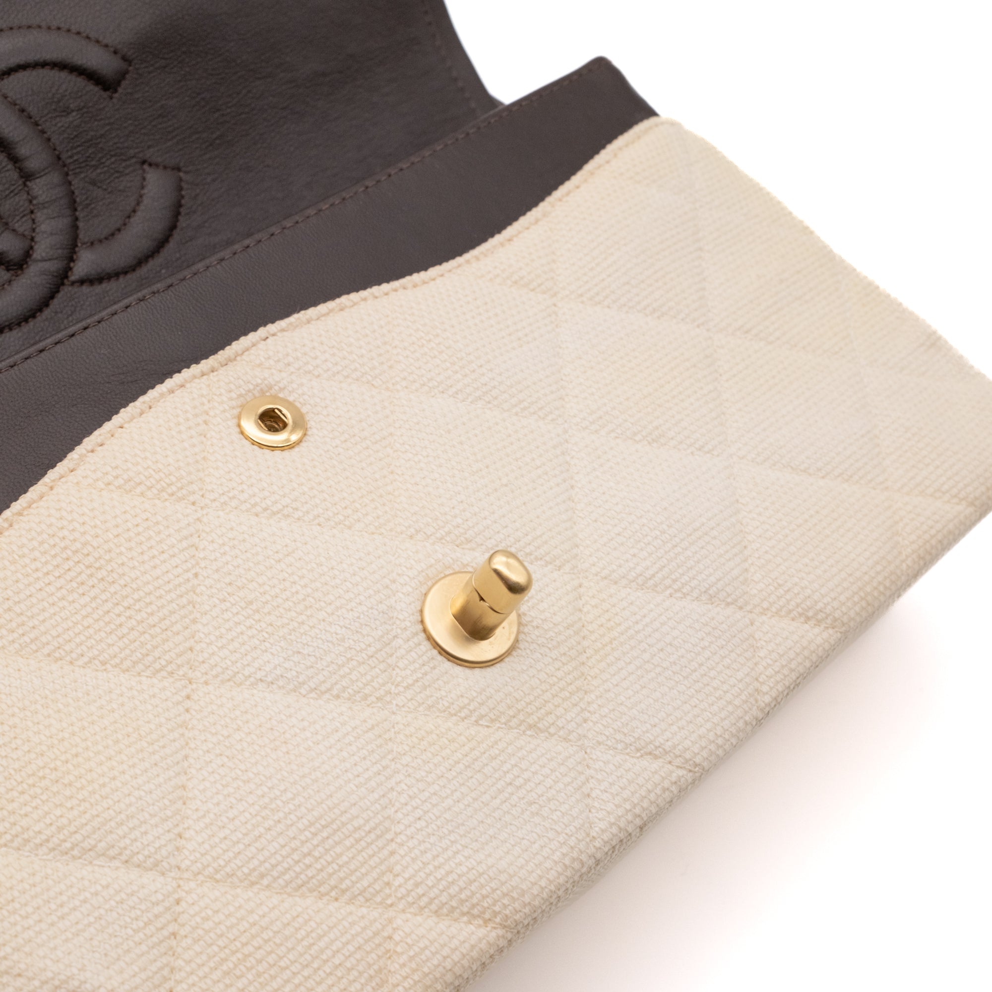 Cremefarbene Chanel Timeless Handtasche Double Flap Bag Medium Größe aus hellem Raffia Stroh Material mit goldener Hardware detail material innen